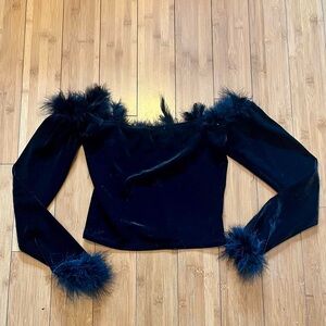 🖤〰️ 00s Black velvet top with Boa Trim 🖤